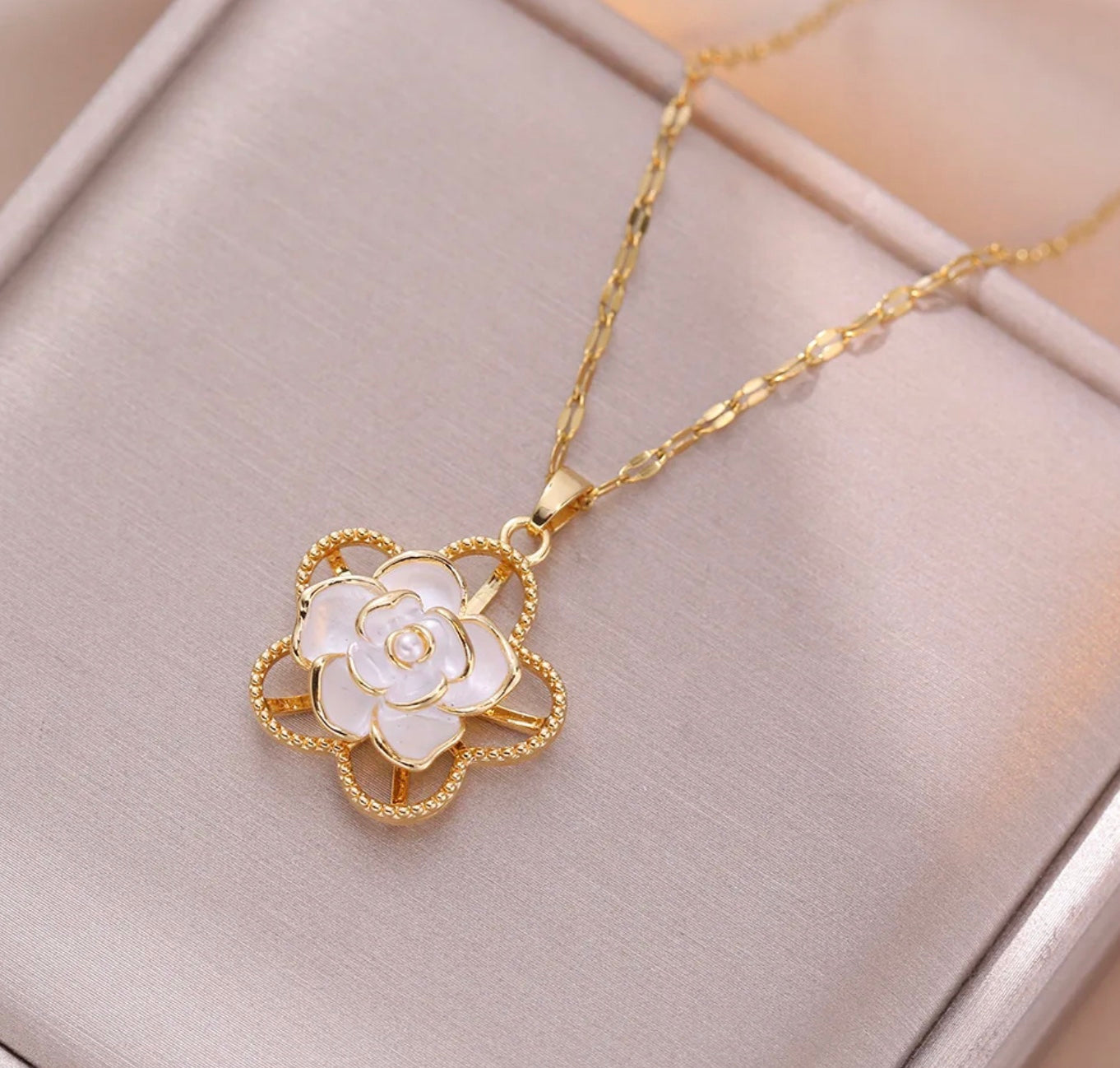 White Pearl Flower Rotating Necklace